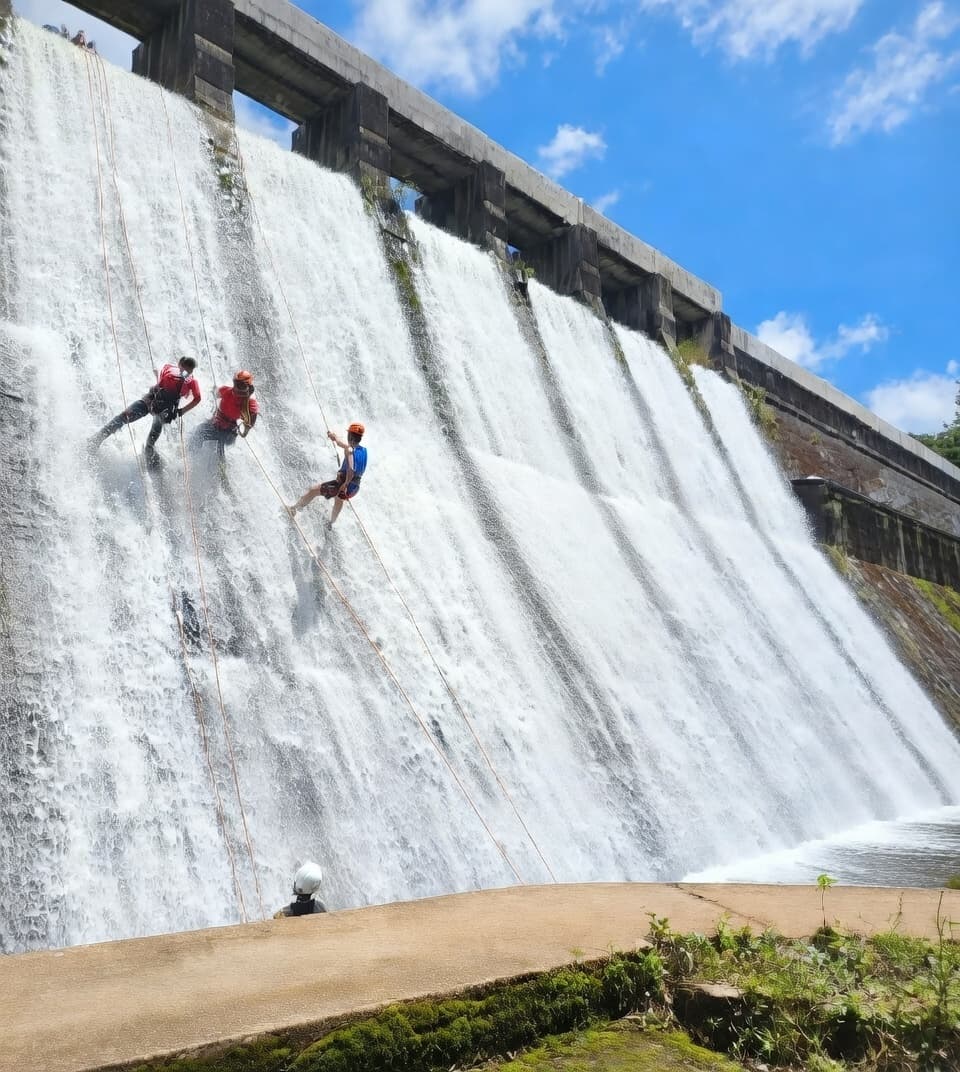 Rapel em cachoeira - turismo de aventura